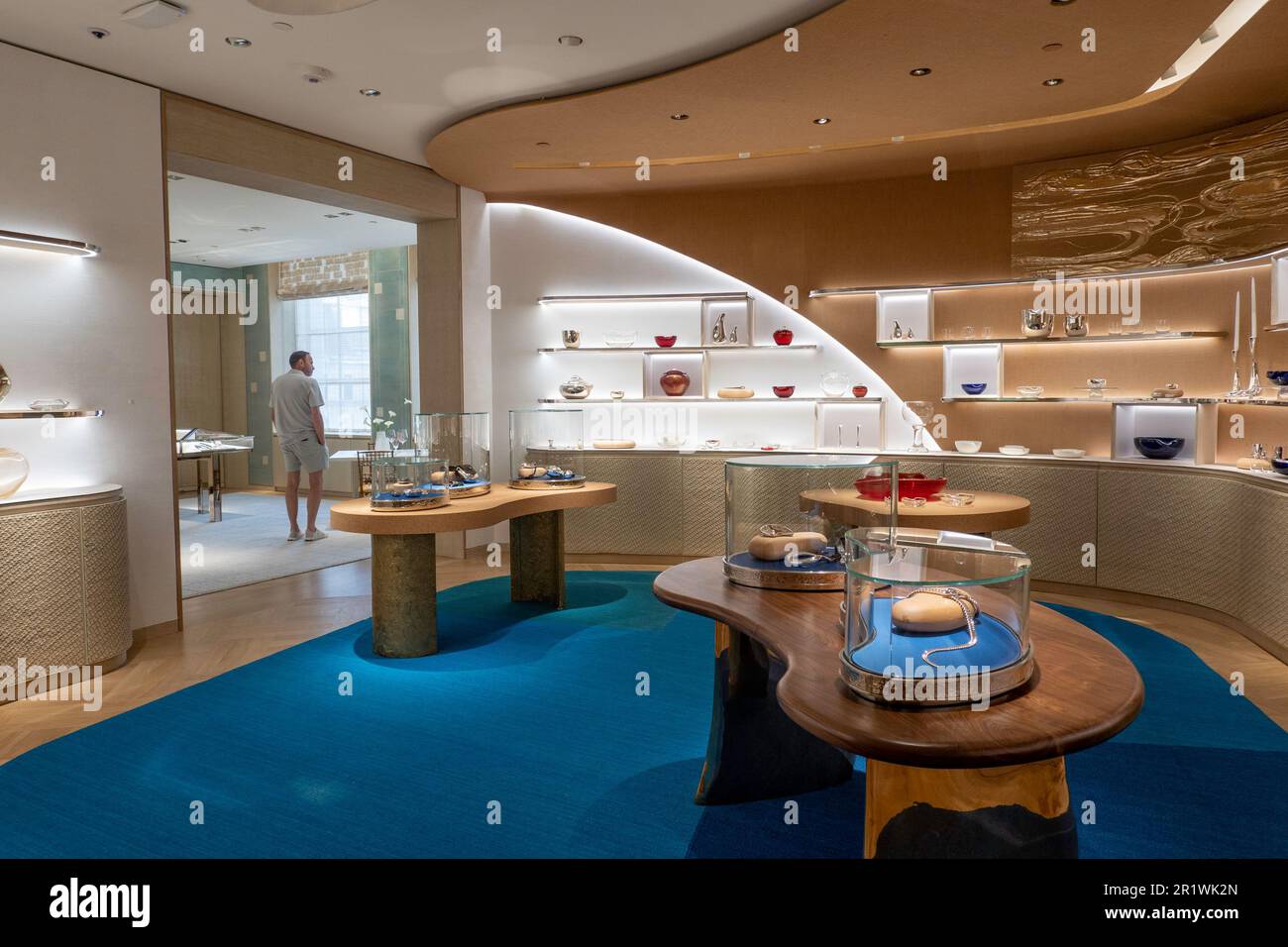 Der Tiffany & Co. Flagship-Juwelierladen in der Fifth Avenue eröffnete im April 2023 in New York City, USA, seinen neu gestalteten Bereich neu Stockfoto