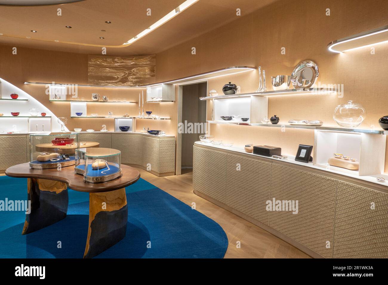 Der Tiffany & Co. Flagship-Juwelierladen in der Fifth Avenue eröffnete im April 2023 in New York City, USA, seinen neu gestalteten Bereich neu Stockfoto