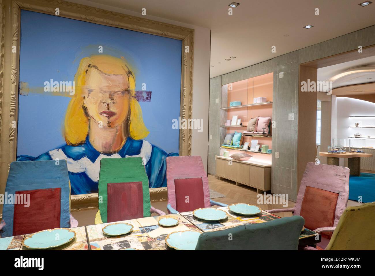 Der Tiffany & Co. Flagship-Juwelierladen in der Fifth Avenue eröffnete im April 2023 in New York City, USA, seinen neu gestalteten Bereich neu Stockfoto