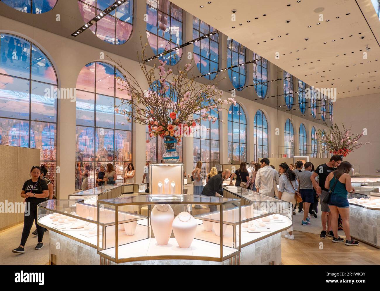 Der Tiffany & Co. Flagship-Juwelierladen in der Fifth Avenue eröffnete im April 2023 in New York City, USA, seinen neu gestalteten Bereich neu Stockfoto