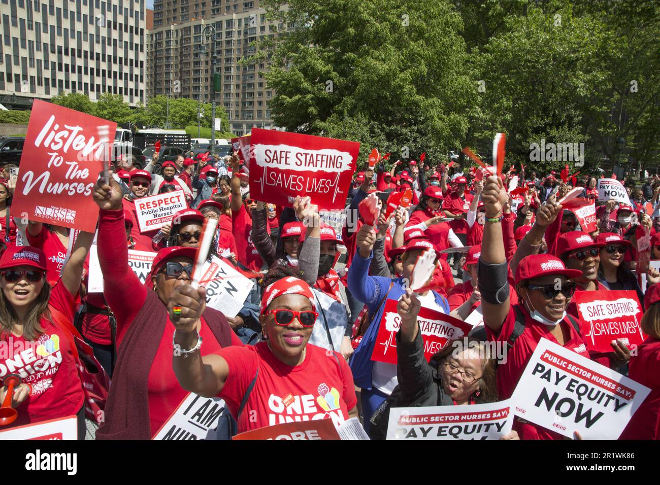 Am Mittwoch, den 10. Mai 2023 NYSNA (NY State Nurses Assoc Mitglieder), die für öffentliche Krankenhäuser und Bürgermeisterorganisationen in NYC arbeiten, veranstalteten am Foley Square eine Kundgebung, um Alarm zu schlagen angesichts der Krise der Unterbesetzung und der hohen Fluktuation, die die Versorgung der schutzbedürftigen Patienten bedroht, die vom öffentlichen Gesundheitssystem unserer Stadt abhängig sind. Krankenschwestern fordern Lohngerechtigkeit als eine Frage der Gesundheitsversorgung und der Rassengerechtigkeit. Stockfoto