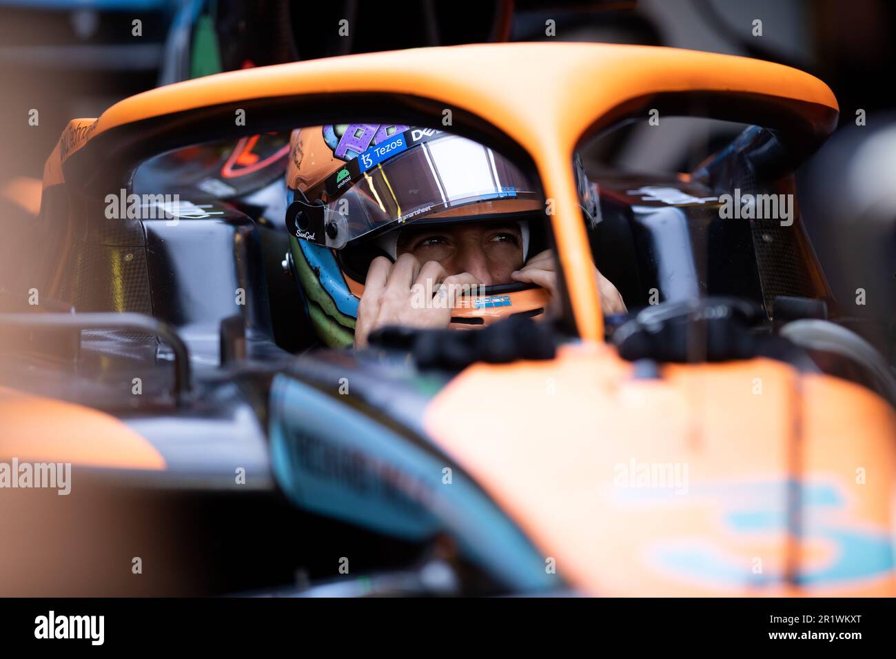 Melbourne, Australien, 8. April 2022. Daniel Ricciardo (3) aus Australien und das McLaren F1-Team steigen am 08. April 2022 beim Grand Prix der australischen Formel 1 im Albert Park in Melbourne, Australien, in sein Auto. Kredit: Steven Markham/Speed Media/Alamy Live News Stockfoto