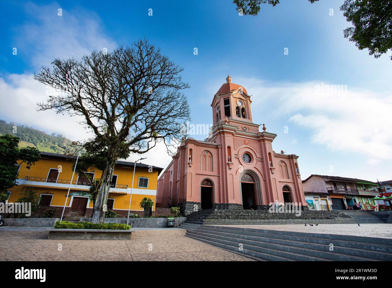 Pueblorrico, Antioquia - Kolumbien - 05. April 2023. St. Anthony of Padua Church, im zentralen Park der Gemeinde Stockfoto