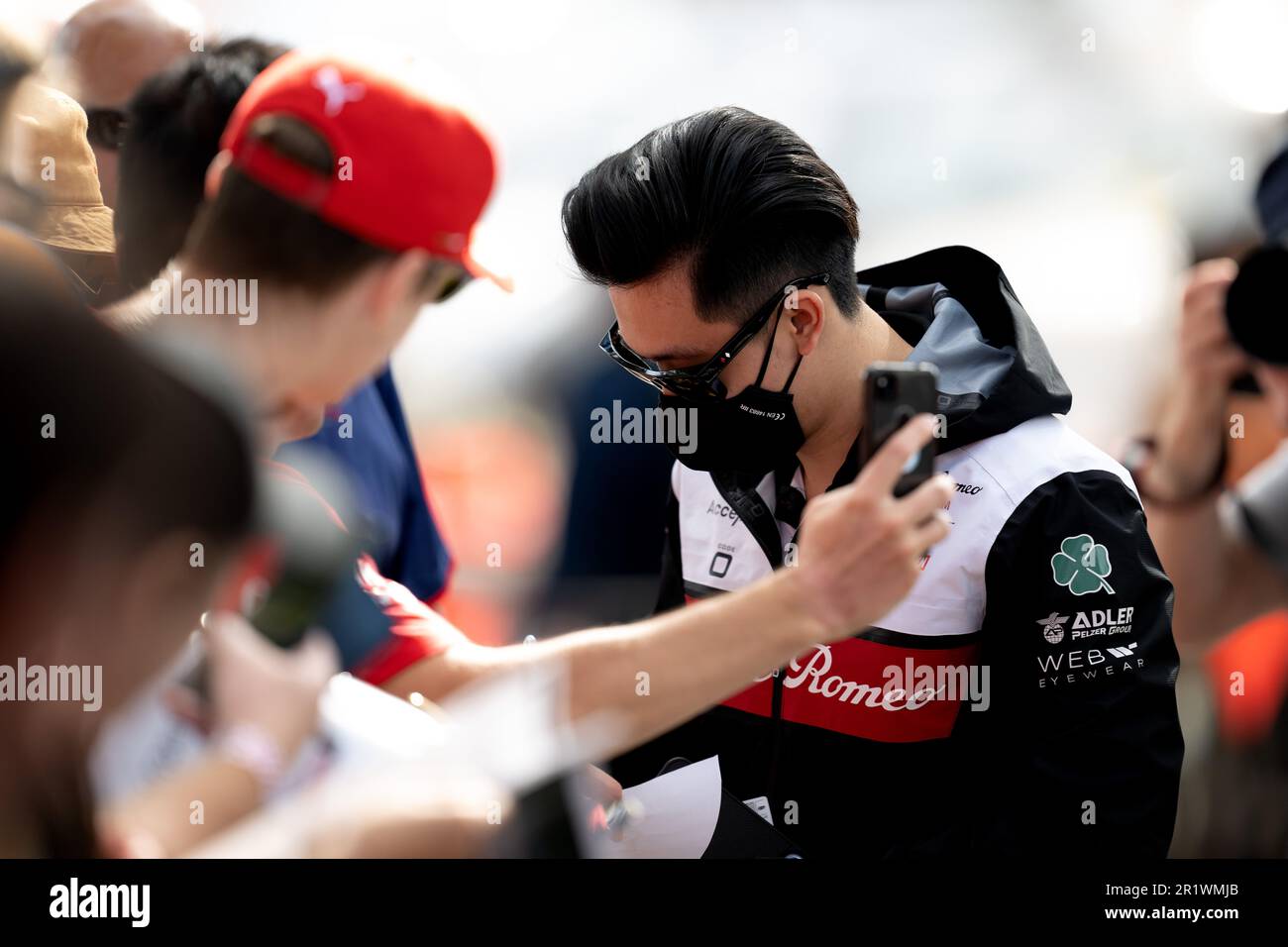 Melbourne, Australien, 9. April 2022. Zhou Guanyu (24) aus China und Alfa Romeo F1 Team Orlen treffen am 09. April 2022 im Albert Park in Melbourne, Australien, zum australischen Formel 1 Grand Prix ein. Kredit: Steven Markham/Speed Media/Alamy Live News Stockfoto