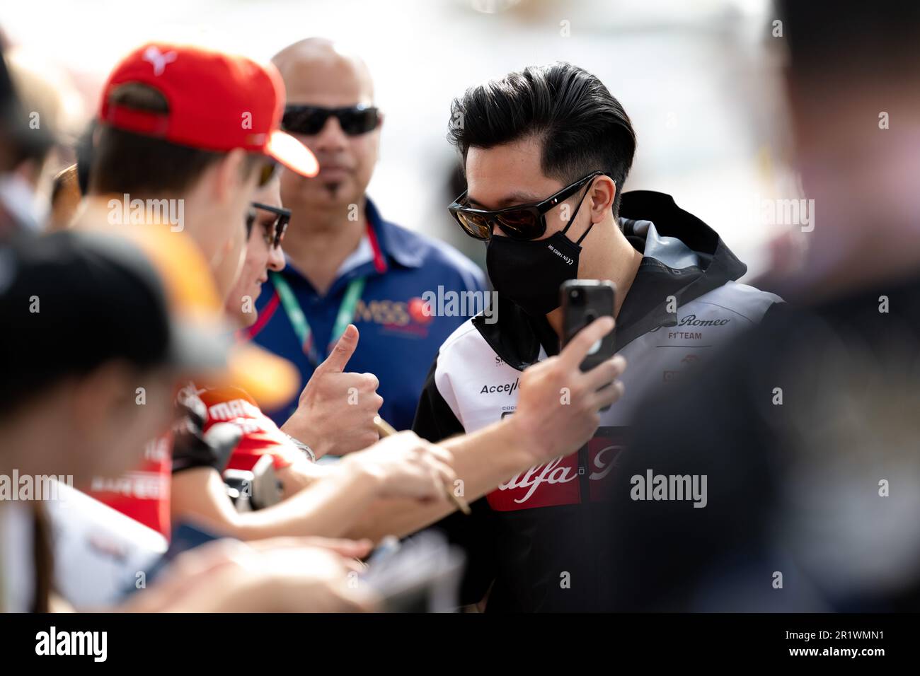 Melbourne, Australien, 9. April 2022. Zhou Guanyu (24) aus China und Alfa Romeo F1 Team Orlen treffen am 09. April 2022 im Albert Park in Melbourne, Australien, zum australischen Formel 1 Grand Prix ein. Kredit: Steven Markham/Speed Media/Alamy Live News Stockfoto