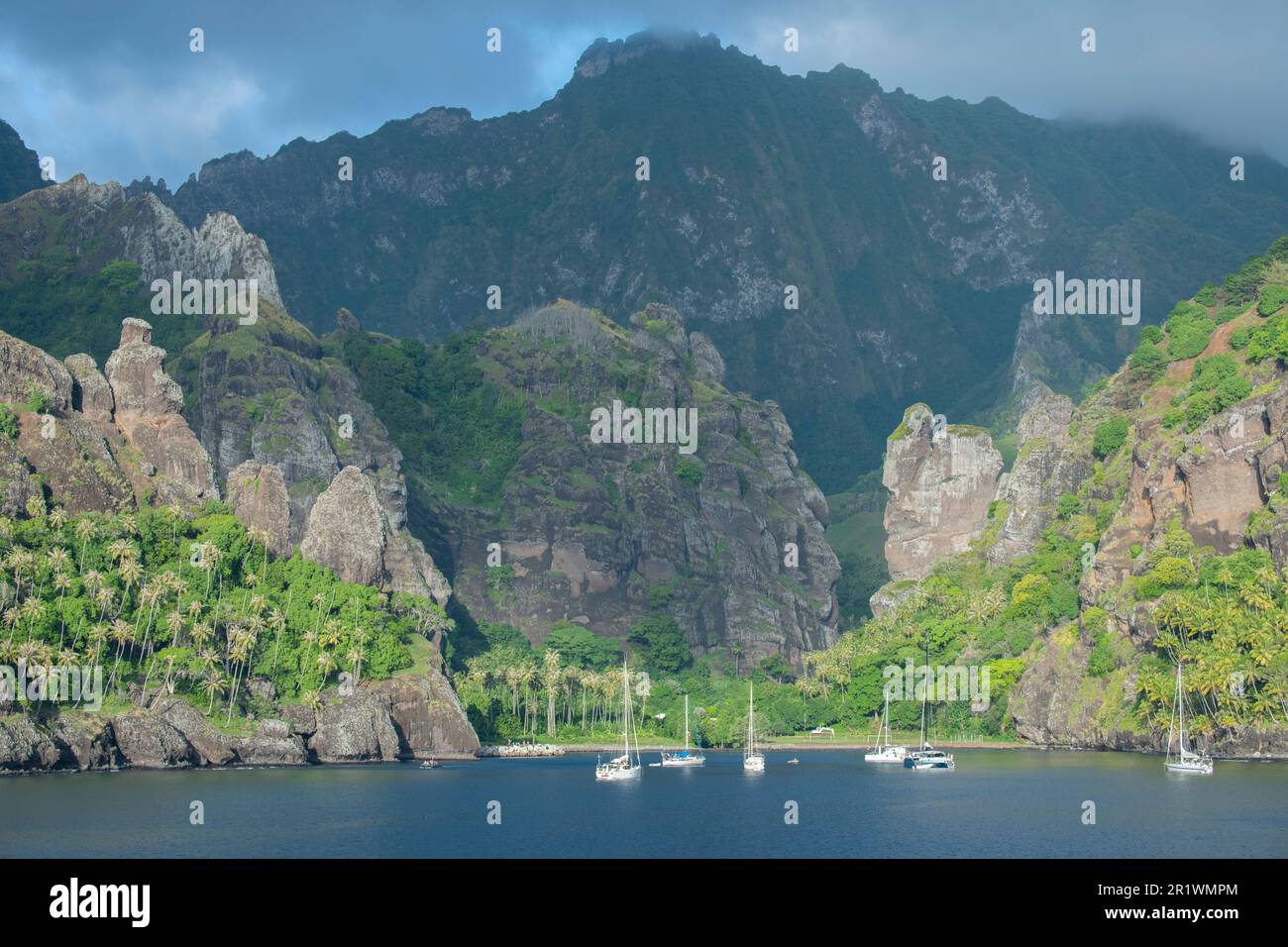 Französisch-Polynesien, Süd-Marquesas, Hana Vave, Bucht der Jungfrauen. Dramatischer Blick auf die Bucht mit der Virgins-Felsformation. Stockfoto