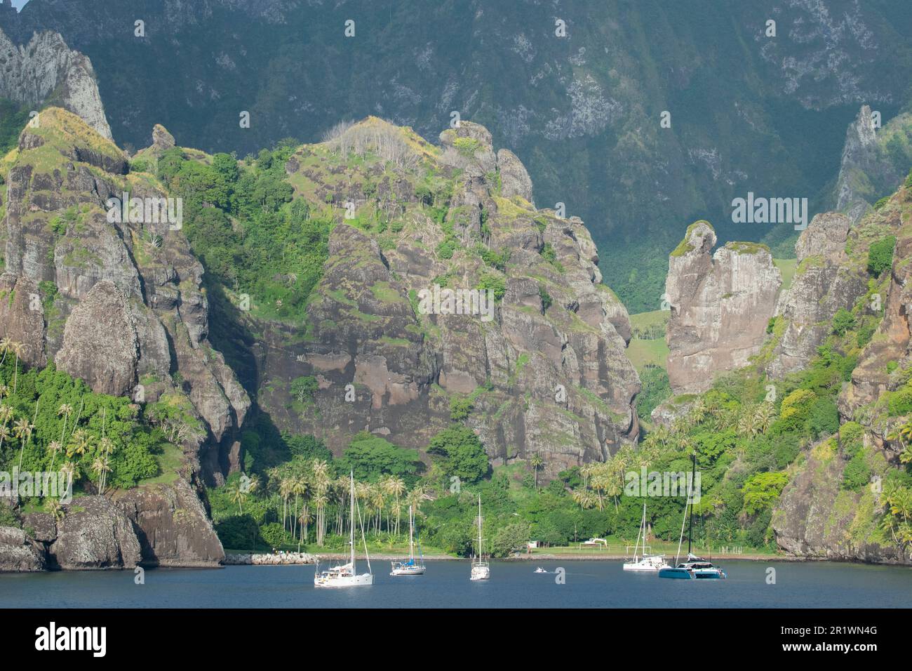 Französisch-Polynesien, Süd-Marquesas, Hana Vave, Bucht der Jungfrauen. Dramatischer Blick auf die Bucht mit der Virgins-Felsformation. Stockfoto
