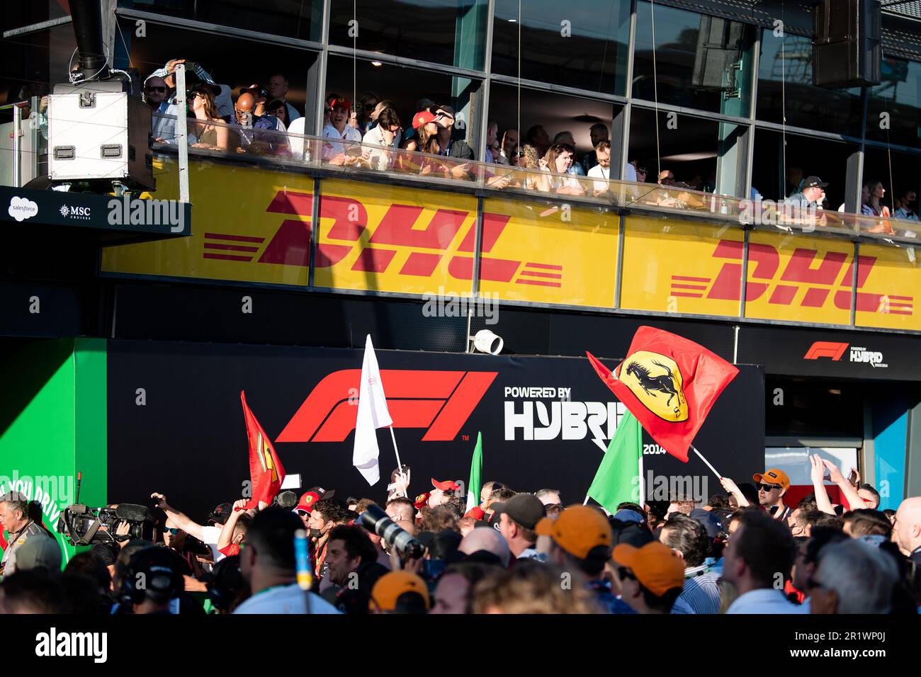 Melbourne, Australien, 10. April 2022. Die Menge blickt nach dem Grand Prix der australischen Formel 1 im Albert Park am 10. April 2022 in Melbourne, Australien, auf das Podium. Kredit: Steven Markham/Speed Media/Alamy Live News Stockfoto