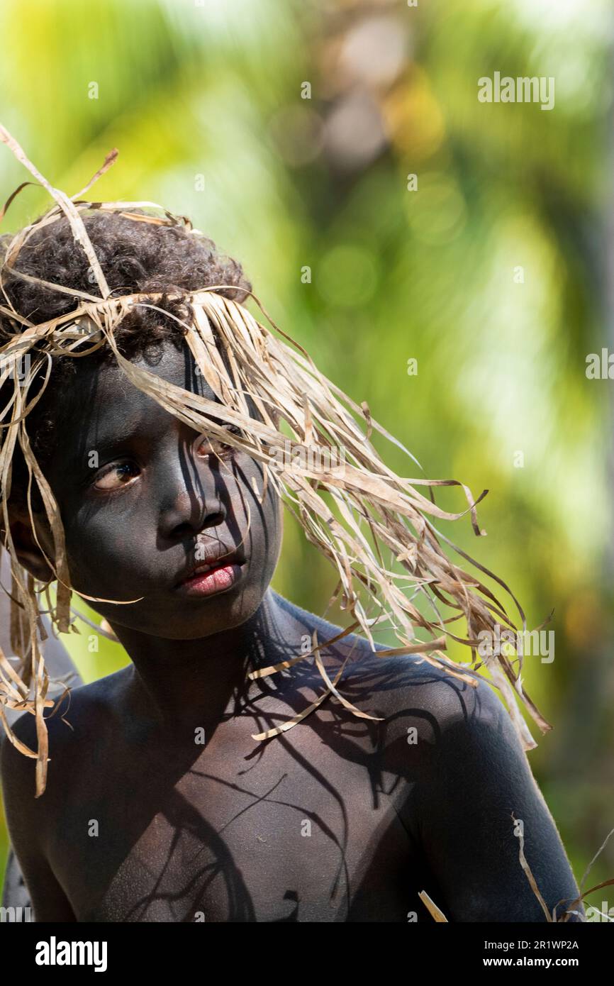 New Georgia Islands, Salomonen, Marovo Lagune, Mbili Island, Mbili Village. Willkommenstanz von Dorfjungen und -Männern. Stockfoto