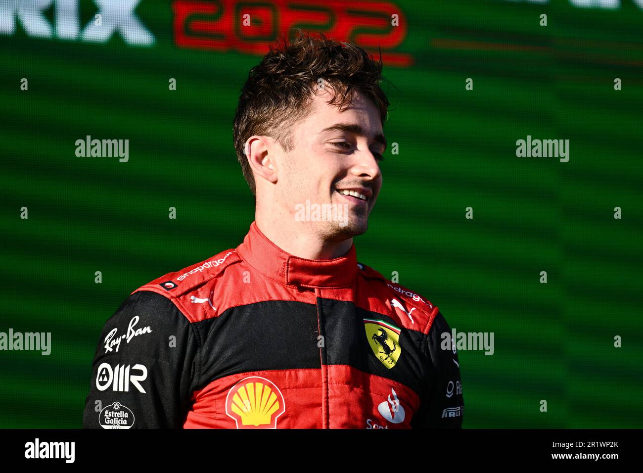 Melbourne, Australien, 10. April 2022. Rennsieger Charles Leclerc (16) von Monaco und Scuderia Ferrari auf dem Podium beim Grand Prix der australischen Formel 1 im Albert Park am 10. April 2022 in Melbourne, Australien. Kredit: Steven Markham/Speed Media/Alamy Live News Stockfoto