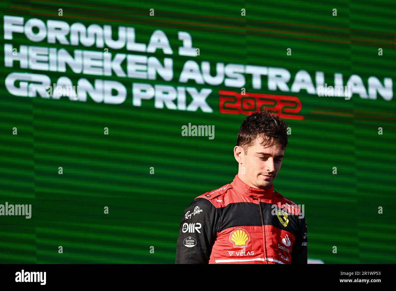 Melbourne, Australien, 10. April 2022. Rennsieger Charles Leclerc (16) von Monaco und Scuderia Ferrari auf dem Podium beim Grand Prix der australischen Formel 1 im Albert Park am 10. April 2022 in Melbourne, Australien. Kredit: Steven Markham/Speed Media/Alamy Live News Stockfoto