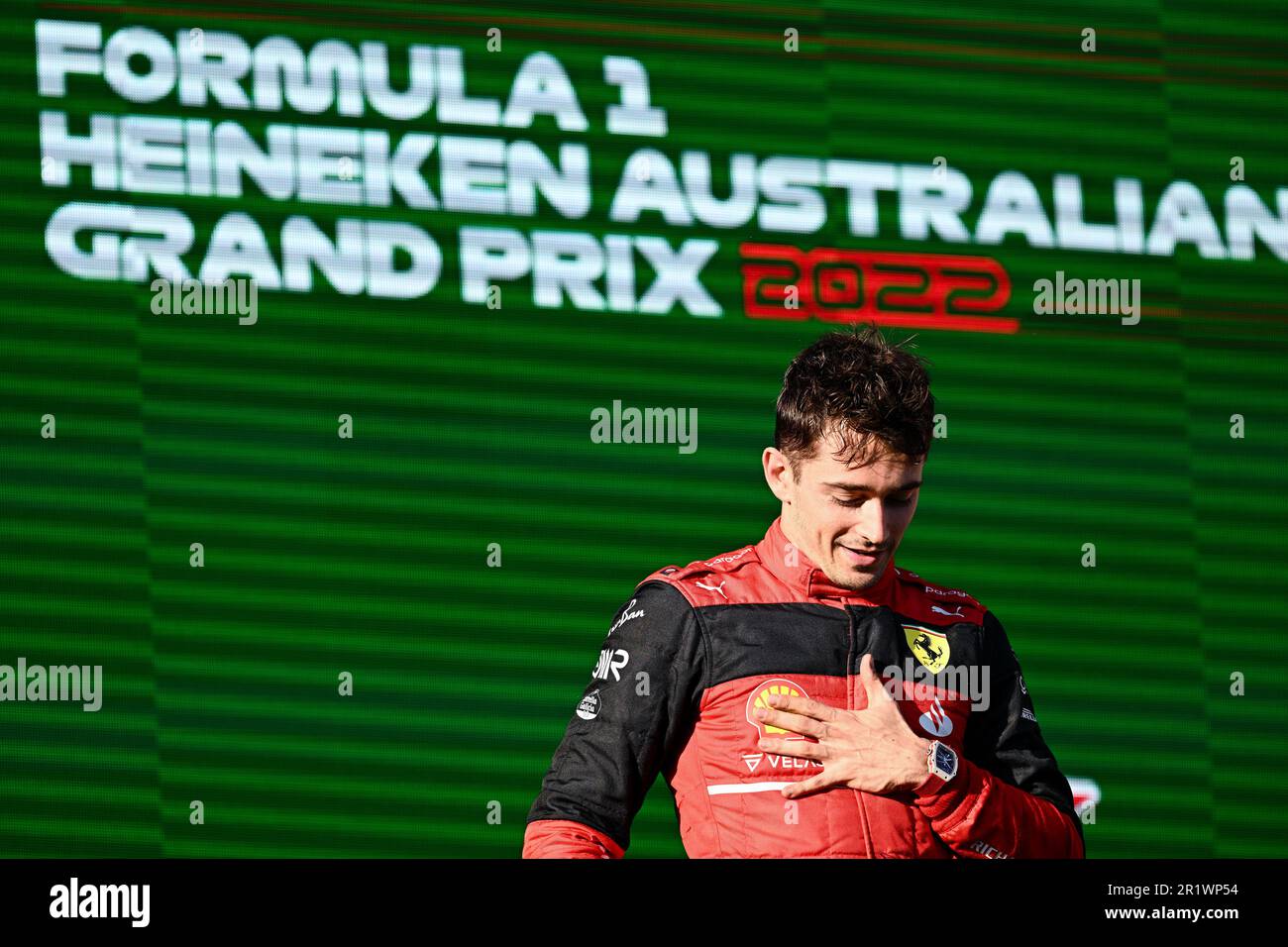 Melbourne, Australien, 10. April 2022. Rennsieger Charles Leclerc (16) von Monaco und Scuderia Ferrari auf dem Podium beim Grand Prix der australischen Formel 1 im Albert Park am 10. April 2022 in Melbourne, Australien. Kredit: Steven Markham/Speed Media/Alamy Live News Stockfoto