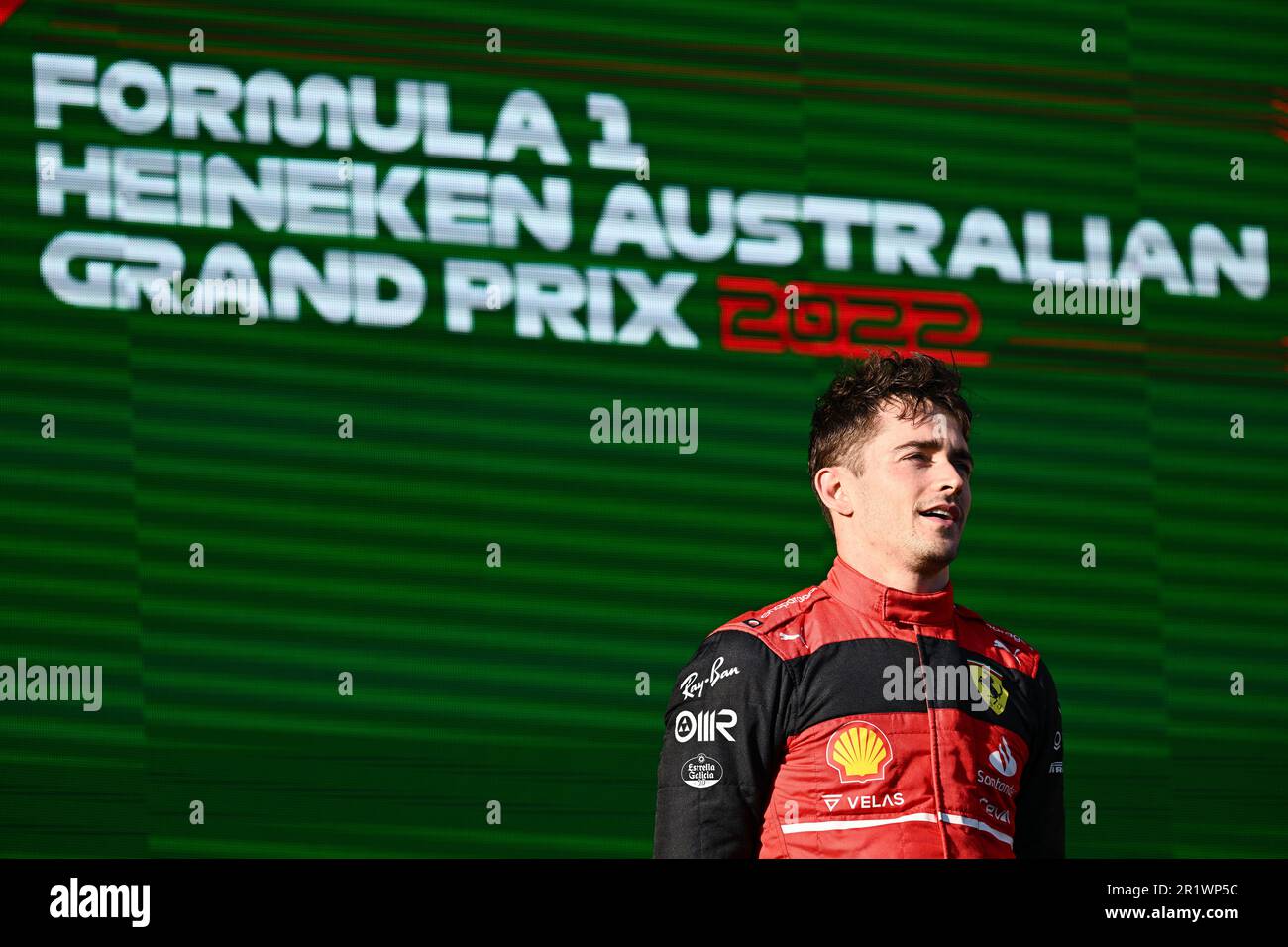 Melbourne, Australien, 10. April 2022. Rennsieger Charles Leclerc (16) von Monaco und Scuderia Ferrari auf dem Podium beim Grand Prix der australischen Formel 1 im Albert Park am 10. April 2022 in Melbourne, Australien. Kredit: Steven Markham/Speed Media/Alamy Live News Stockfoto
