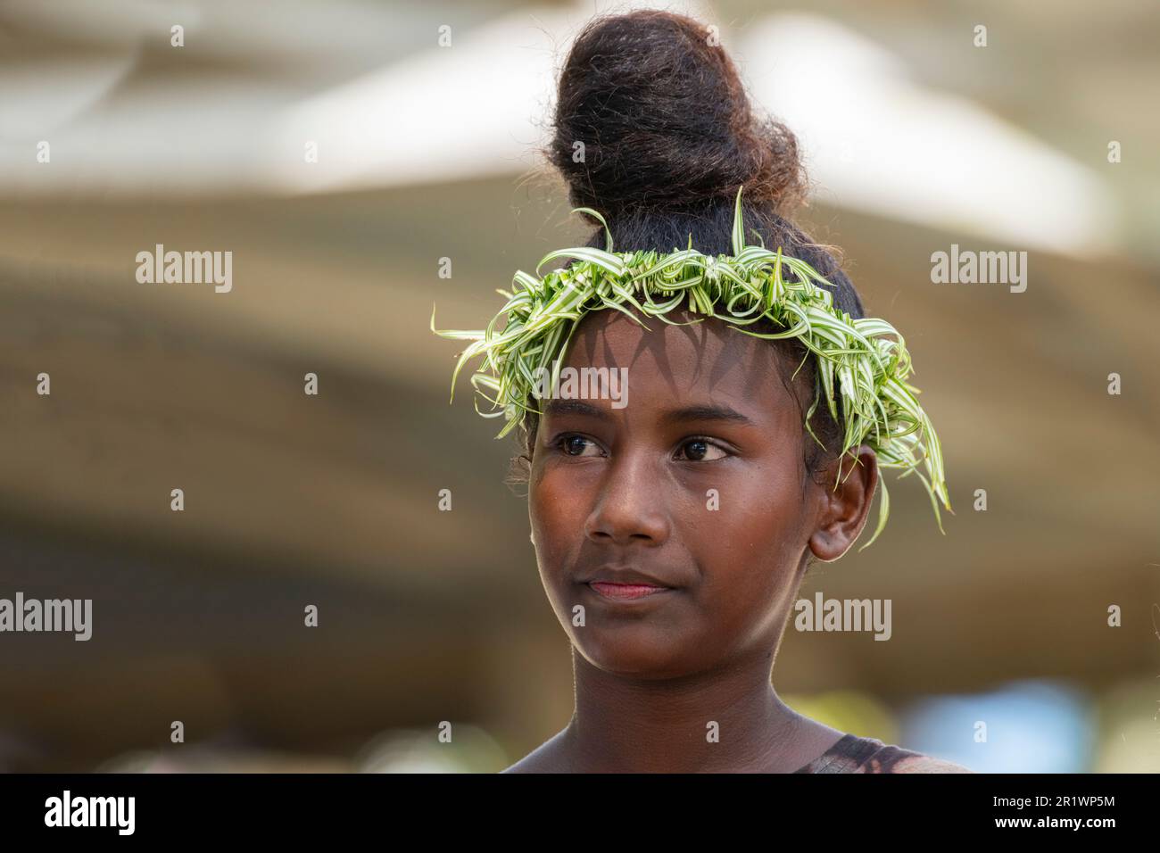 New Georgia Islands, Salomonen, Marovo Lagune, Mbili Island, Mbili Village. Attraktives junges Dorfmädchen. Stockfoto