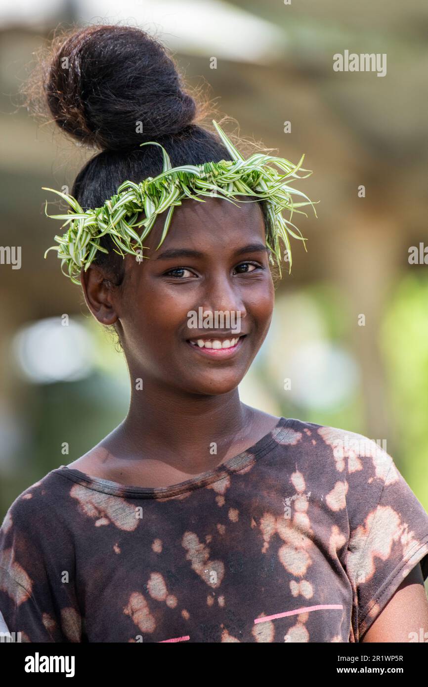 New Georgia Islands, Salomonen, Marovo Lagune, Mbili Island, Mbili Village. Attraktives junges Dorfmädchen. Stockfoto