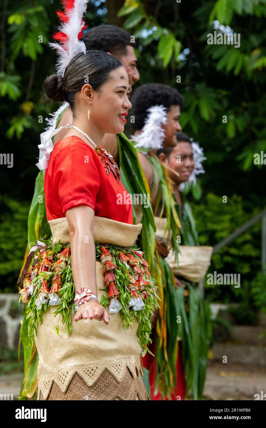 Königreich Tonga, Neiafu. Traditionelle Begrüßungstanz in typischen Tazovala, gewebter Mattenrock, getragen von Männern und Frauen. Stockfoto
