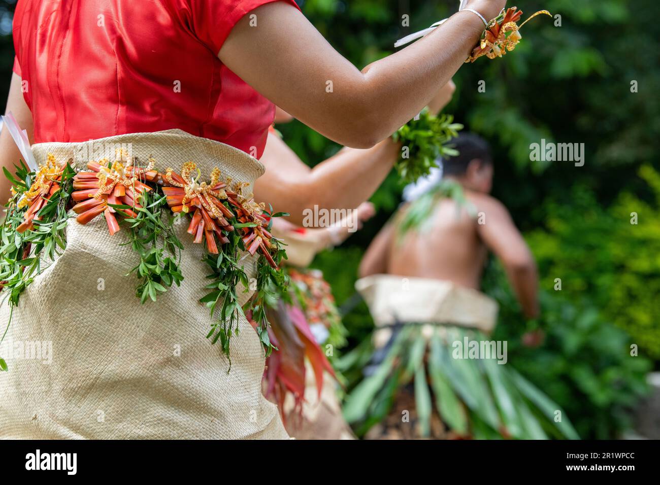 Königreich Tonga, Neiafu. Traditionelle Begrüßungstanz in typischen Tazovala, gewebter Mattenrock, getragen von Männern und Frauen. Stockfoto