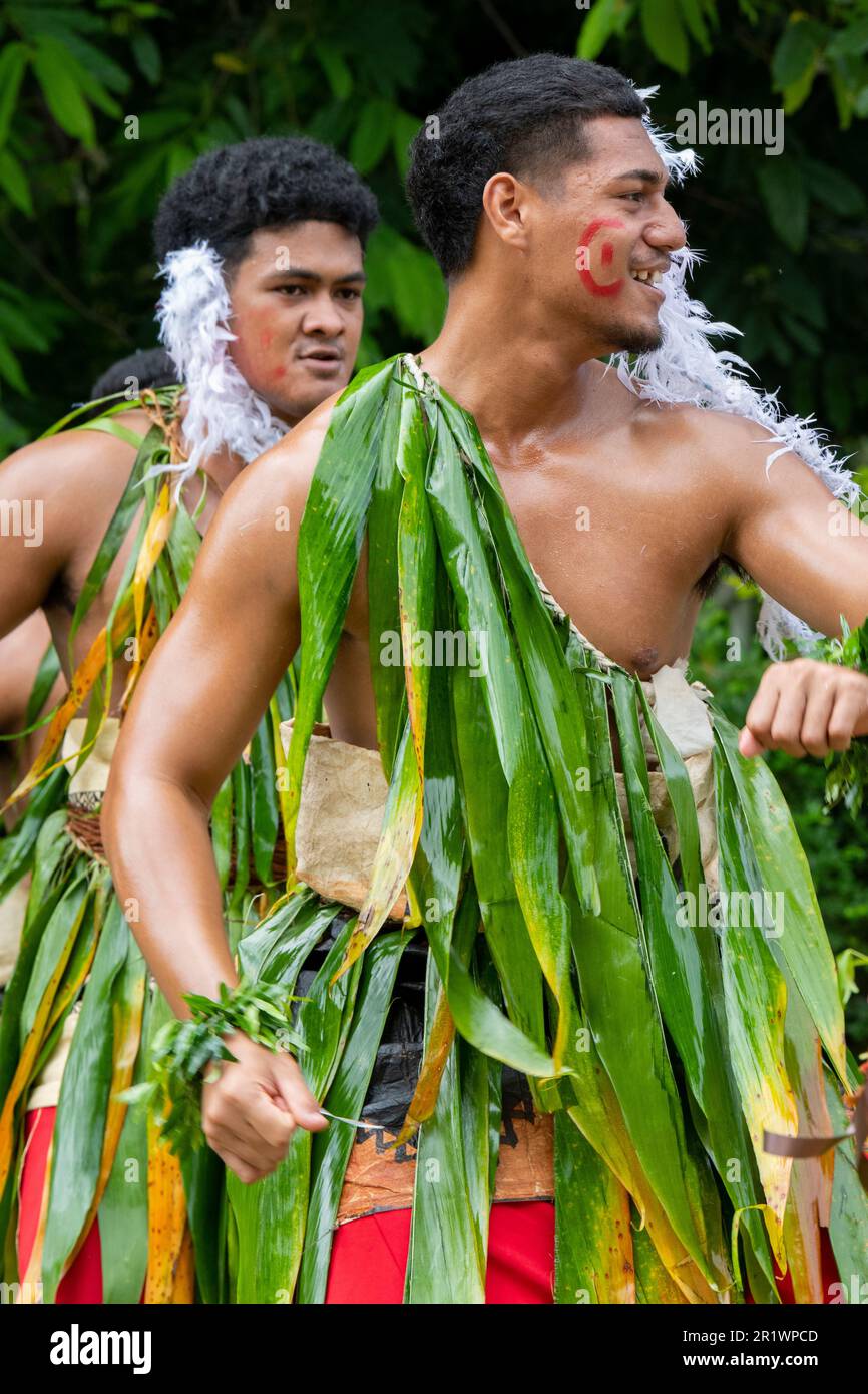 Königreich Tonga, Neiafu. Traditionelle Begrüßungstanz in typischen Tazovala, gewebter Mattenrock, getragen von Männern und Frauen. Stockfoto