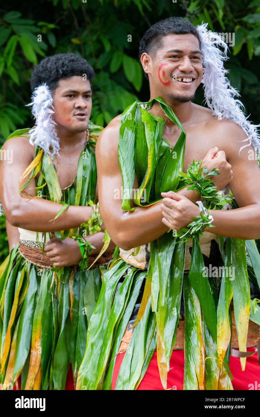 Königreich Tonga, Neiafu. Traditionelle Begrüßungstanz in typischen Tazovala, gewebter Mattenrock, getragen von Männern und Frauen. Stockfoto