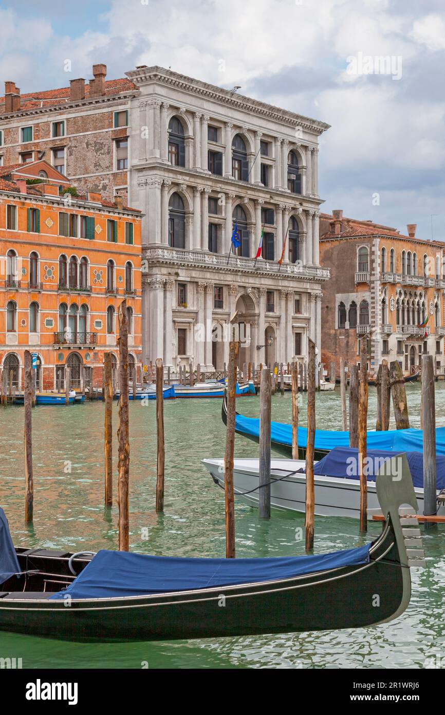 Venize, Italien - April 06 2019: Gondeln auf dem Canale Grande gegenüber dem Palazzo Grimani di San Luca (Berufungsgericht). Stockfoto