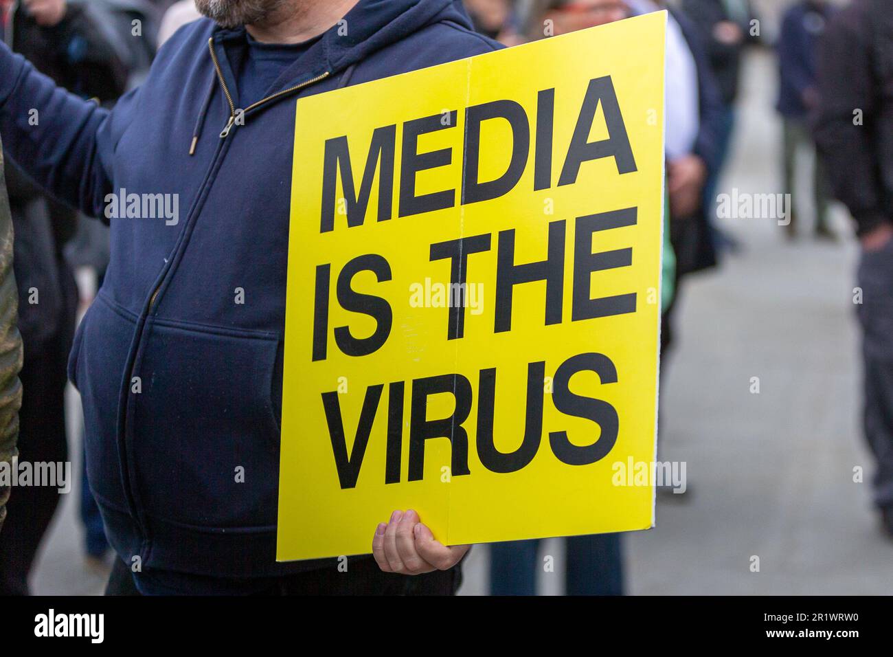 London, Großbritannien. Mai 2023. CoviLeaks hielt eine Kundgebung am Trafalgar Square ab. CoviLeaks sagen, sie seien als Reaktion auf die Propaganda der Mainstream-Medien und die Fehlinformationen der Regierung im Zusammenhang mit der COVID-19-Pandemie geboren worden. CoviLeaks behaupten, dass die Lockdown katastrophale Folgen gehabt hat, die zu übermäßigen Todesfällen, Armut und schweren wirtschaftlichen Schäden geführt haben, sie glauben auch fest daran, dass der „Impfstoff“ sich nicht als sicher oder wirksam erwiesen hat, Millionen schadet und für einige tödlich war. Abdullah Bailey/Alamy Live News Stockfoto