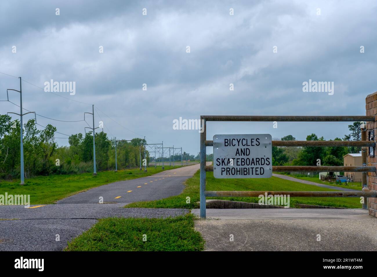 NEW ORLEANS, LA, USA - 31. MÄRZ 2023: Schild „Bikes and Skateboards prohibited“ am Deich des Mississippi in Kenner, LA, USA Stockfoto