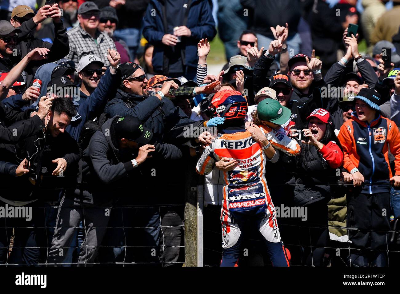 Phillip Island, Australien, 16. Oktober 2022. Marc Marquez aus Spanien im Repsol Honda Team Honda feiert mit seinen Fans nach dem australischen MotoGP 2022 auf dem Phillip Island Circuit am 16. Oktober 2022 in Phillip Island, Australien. Kredit: Steven Markham/Speed Media/Alamy Live News Stockfoto