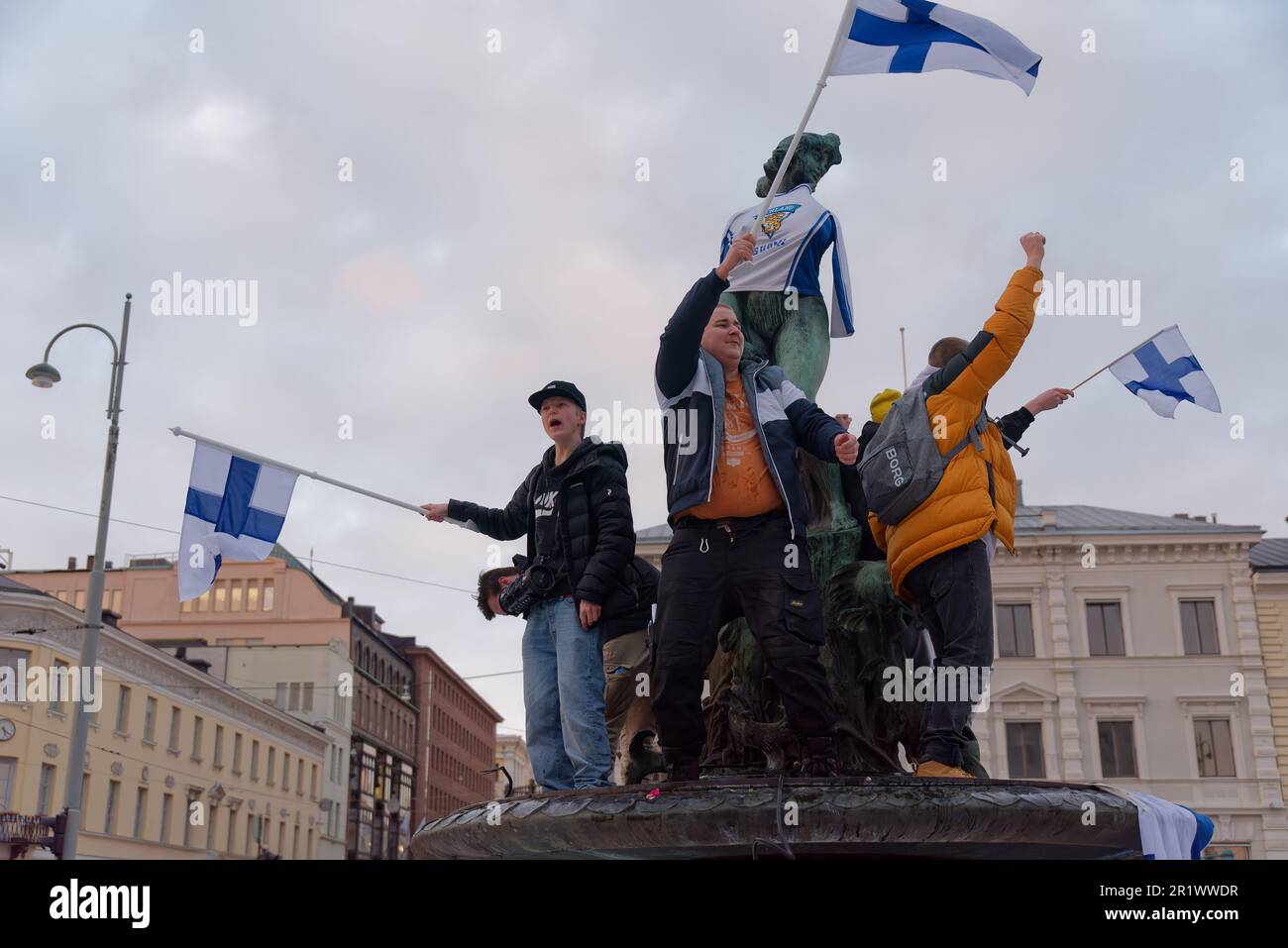 Helsinki, Finnland - 20. Februar 2022: Finnische Eishockeyfans feiern bei den olympischen spielen 2022 in Peking Finnlands erste olympische Goldmedaille im Eishockey Stockfoto