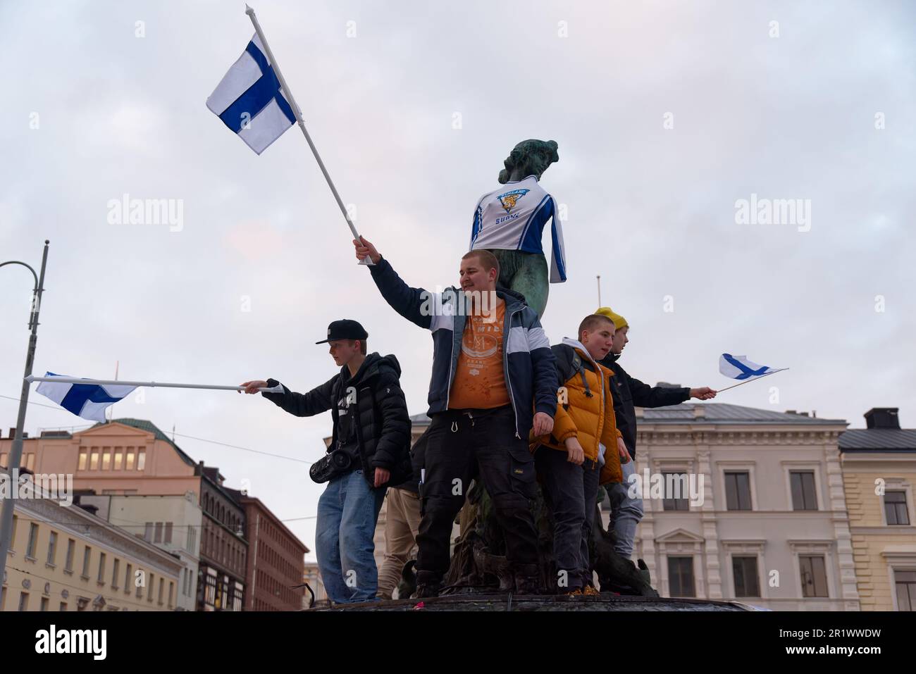 Helsinki, Finnland - 20. Februar 2022: Finnische Eishockeyfans feiern bei den olympischen spielen 2022 in Peking Finnlands erste olympische Goldmedaille im Eishockey Stockfoto