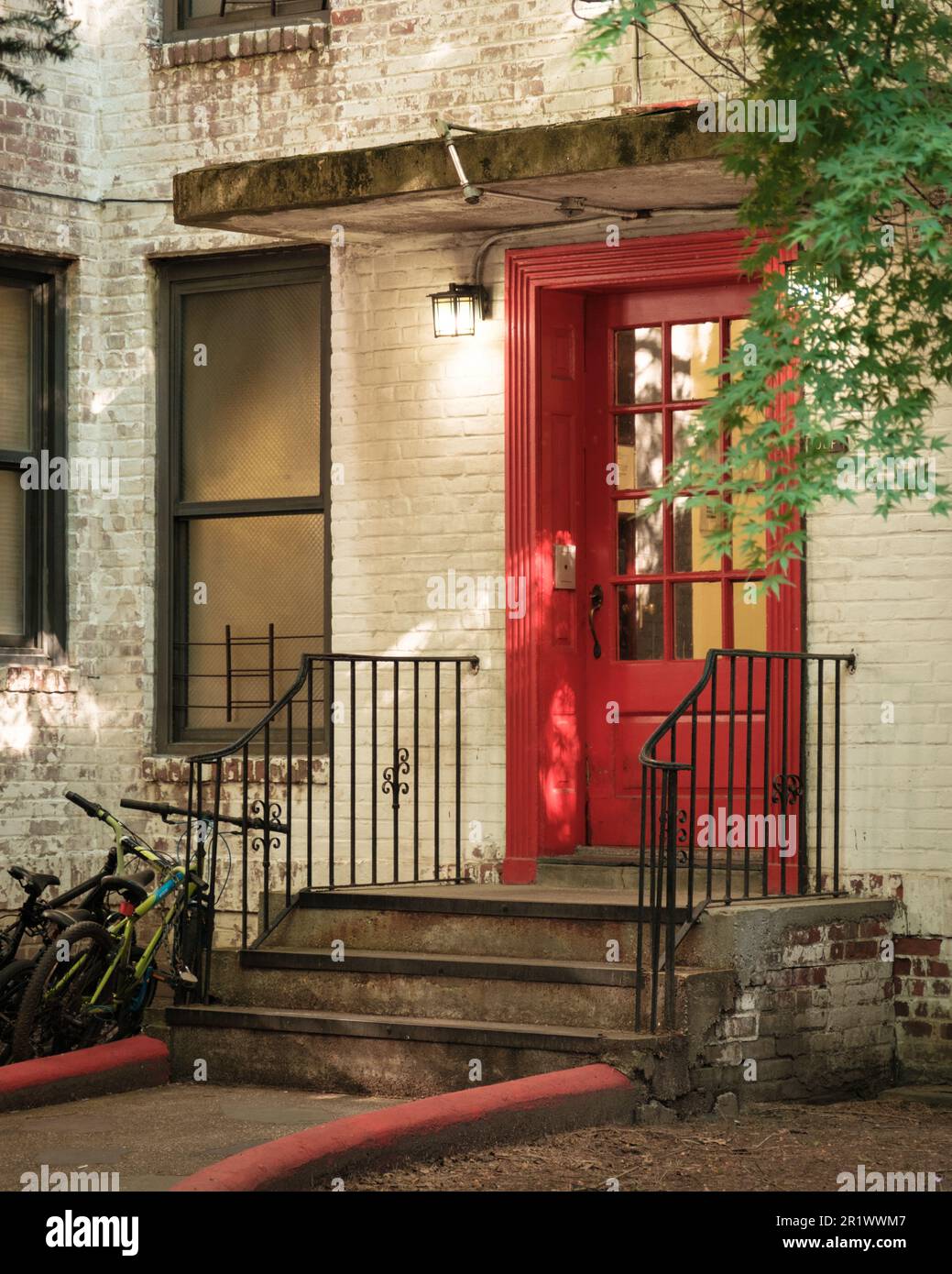 Eine rote Tür, Flushing, Queens, New York Stockfoto