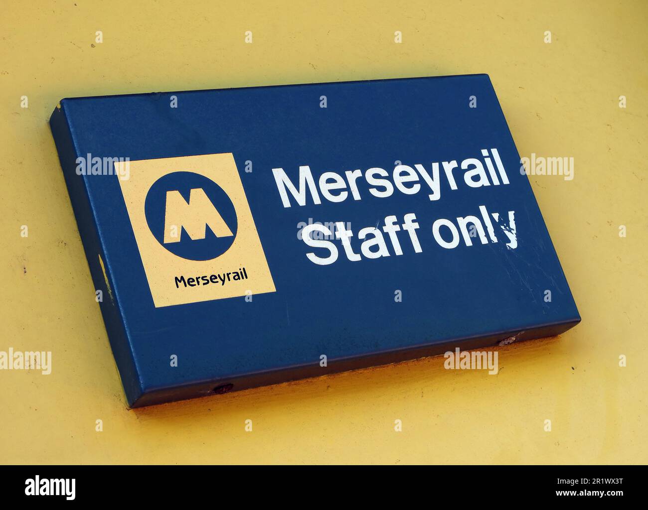 Merseyrail Staff Only Schild,Hunts Cross, Merseyrail Bahnhof, HNX, Speke Rd, Woolton, Liverpool, Merseyside, England, Vereinigtes Königreich, L25 0NN Stockfoto