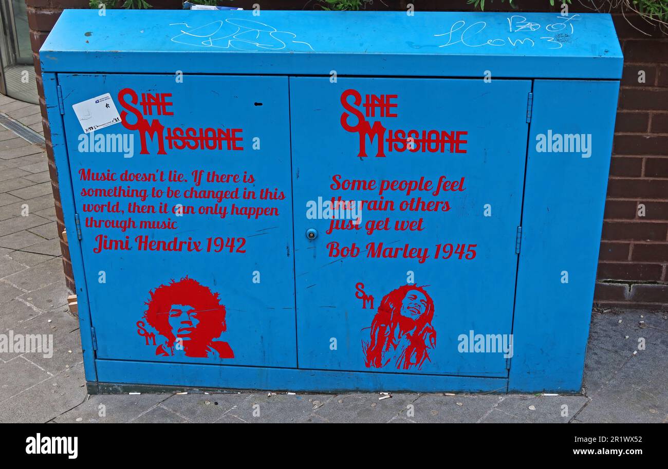 Dekorierte BT-Glasfaser-Telekommunikationsschränke - Sine Missione - Bob Marley 1945 & Jimi Hendrix 1942,Tithebarn St, Liverpool , Merseyside, England, Großbritannien, L2 2LZ Stockfoto