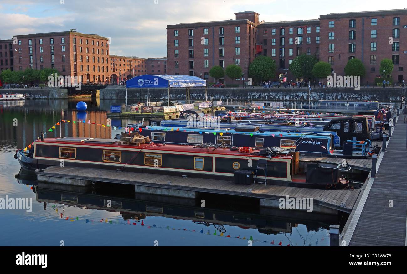 Grachtenkähne und Schmalboote, abends am Royal Albert Dock, Liverpool, Merseyside, England, Großbritannien, L3 4AF Stockfoto
