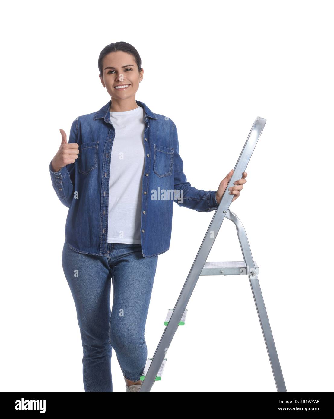 Junge Frau auf einer Metallleiter vor weißem Hintergrund Stockfoto Junge Frau auf einer Metallleiter vor weißem Hintergrund Stockfoto