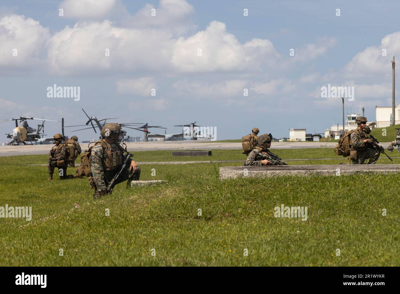 USA Marines mit Battalion Landing Team 2/1, 31. Marine Expeditionary Unit, sorgen für Sicherheit während der taktischen Bergung von Flugzeugen und Personalschulungen auf der Marine Corps Air Station Futenma, Okinawa, Japan, 12. Mai 2023. Marines führten Übungen zum Einführen und Ausziehen VON FALLEN durch, um die Fähigkeit zu verbessern, den identifizierten Ort einer Mission zu betreten und zu verlassen. Die MEU von 31., die einzige fortlaufend nach vorn verlegte MEU des Marine Corps, bietet eine flexible und tödliche Truppe, die bereit ist, als führende Krisenreaktionstruppe im Indo-Pazifik-Raum ein breites Spektrum militärischer Operationen durchzuführen. (USA März Stockfoto