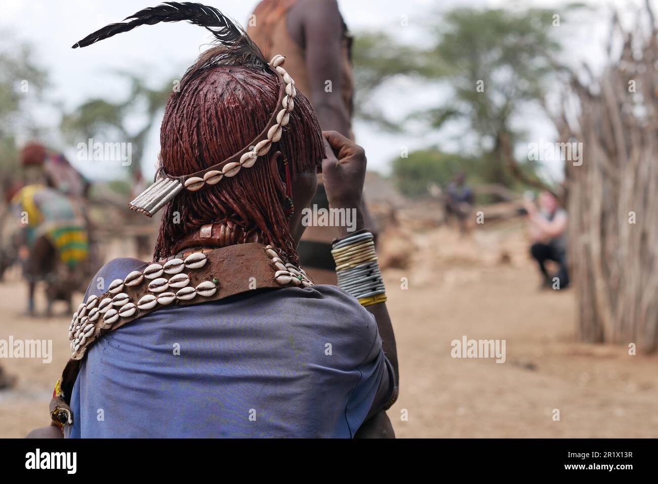 Omo Valley, Äthiopien â€“ 11.19.2022: Alte Frau aus dem Hamar-Stamm während der Stierspringen-Zeremonie Stockfoto
