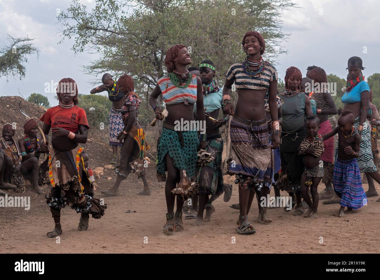 Omo Valley, Äthiopien â€“ 11.19.2022: Frauen aus dem Hamar-Stamm singen und tanzen während der Stierspringen-Zeremonie Stockfoto