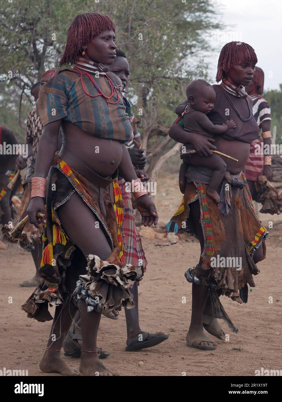 Omo Valley, Äthiopien â€“ 11.19.2022: Schwangere Frau aus dem Hamar-Stamm singt und tanzt während der Stierspringen Zeremonie Stockfoto