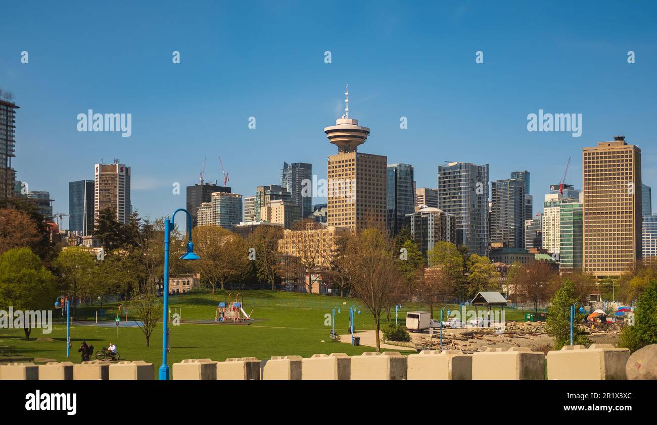 Die Skyline von Vancouver. Aussichtsturm auf den Bürogebäuden. Wolkenkratzer im zentralen Geschäftsviertel von Downtown Vancouver. Krabbenpark. Kohleharbou Stockfoto