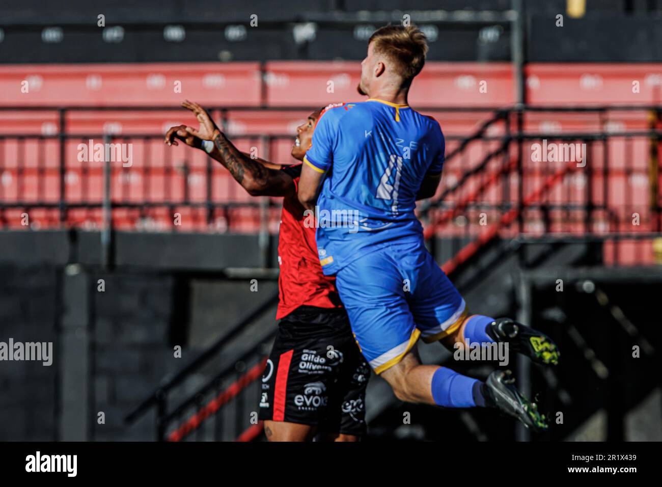 Pelotas, Brasilien. 15. Mai 2023. RS - PELOTAS - 05/14/2023 - BRASILEIRO D 2023, BRASIL DE PELOTAS X SAOJOSEENSE - Da Silva Spieler aus Brasilien aus Pelotas konkurriert mit Breno Bora Spieler aus Saojoseense während eines Spiels im Stadion Bento Mendes de Freitas um die brasilianische Meisterschaft D 2023. Foto : Volmer Perez/AGIF/Sipa USA Kredit: SIPA USA/Alamy Live News Stockfoto