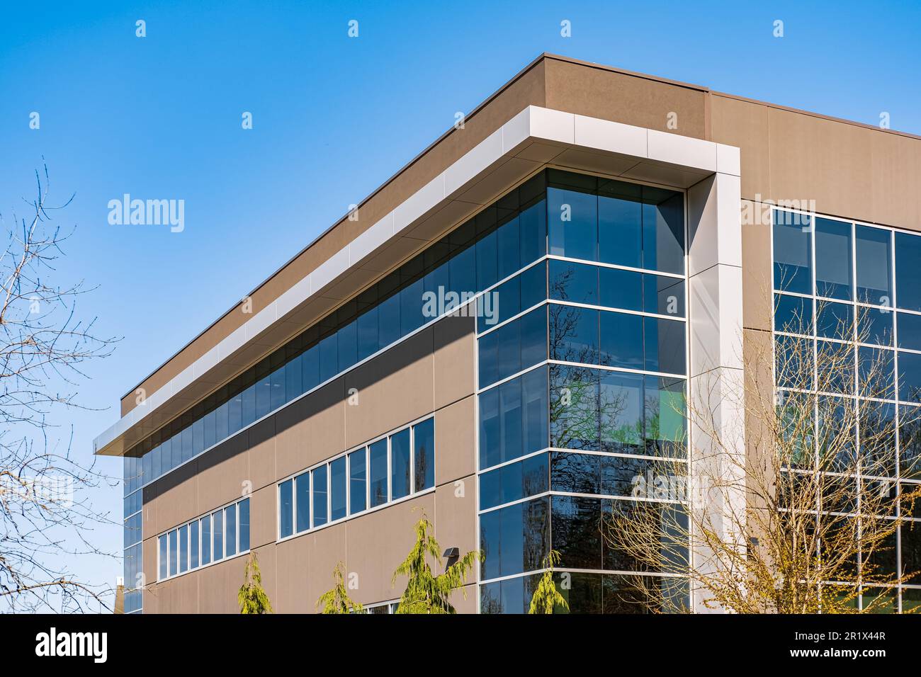 Neues modernes Gebäude für Handel und Industrie. Industriestaat. Architektur modernes Bürogebäude mit Fenstern. Architekturdetails Fassadendesign modern Stockfoto
