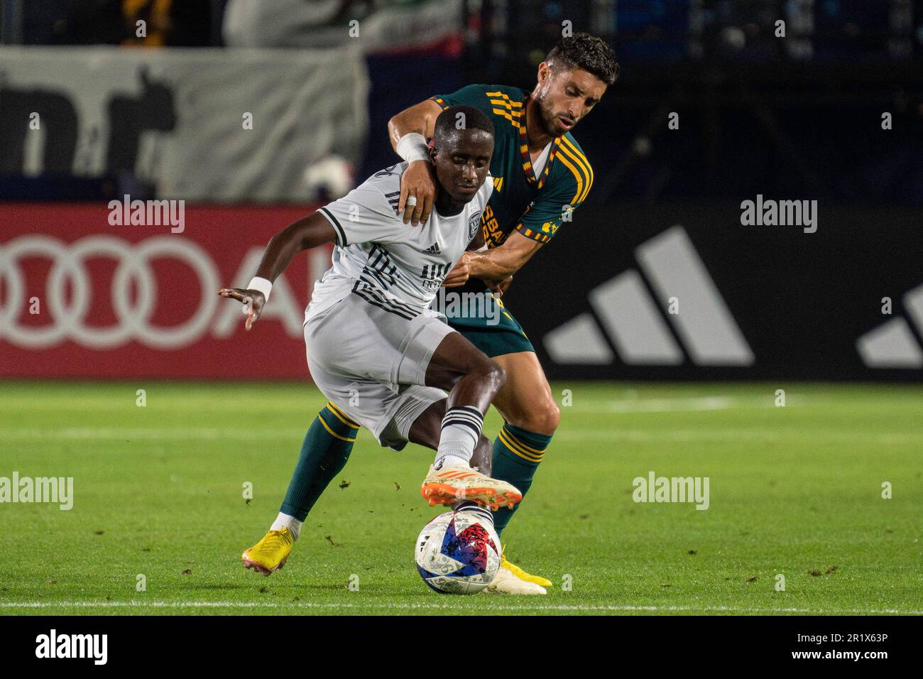 San Jose Earthquakes Mittelfeldspieler Jamiro Monteiro (35) wird vom Los Angeles Galaxy Mittelfeldspieler Gastón Brugman (5) während eines MLS-Spiels am Sonntag, den 1. Mai, verteidigt Stockfoto