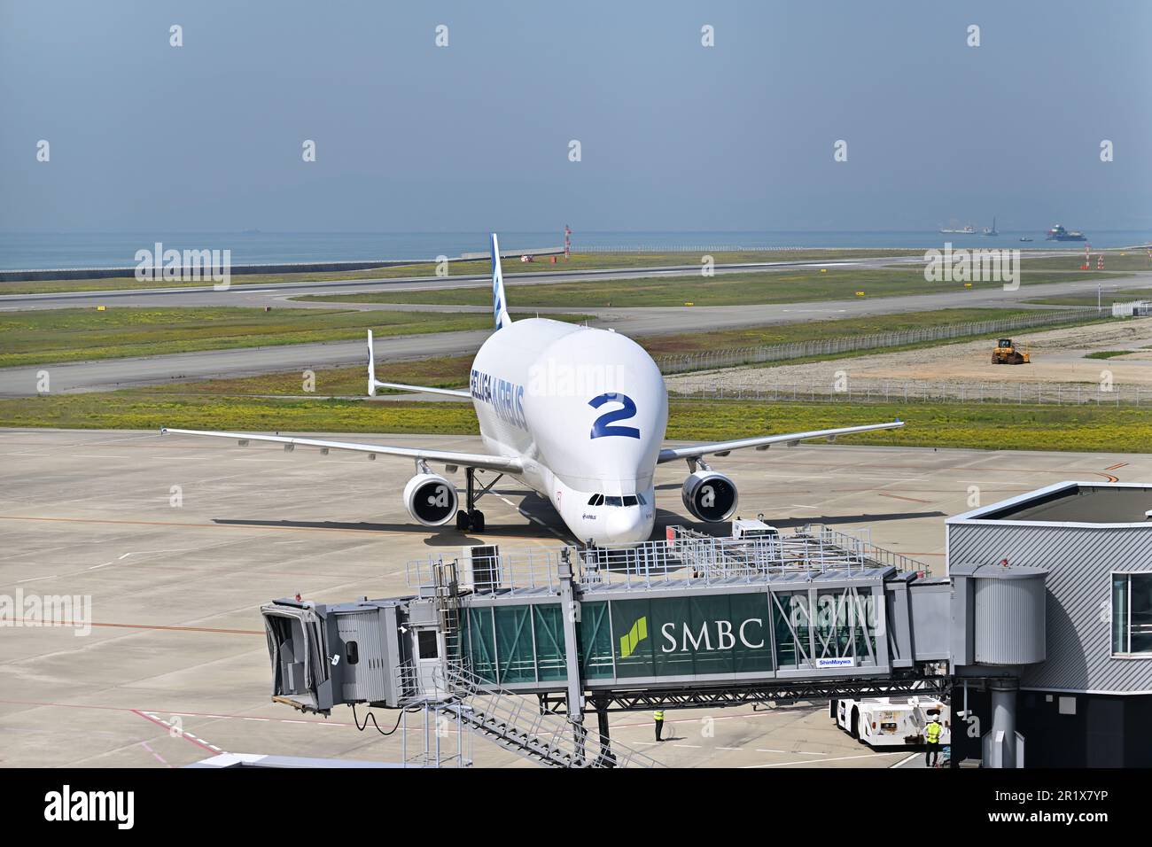 Ein Großtransportflugzeug des Typs Airbus A300-600ST „Beluga ST“ (F-GSTB) mit zwei großen Hubschraubern des Typs H225 „Super Puma“ für die japanische Küstenwache kam am 10. Mai 2023 am Flughafen Kobe an. Kredit: Aviation Wire/AFLO/Alamy Live News Stockfoto