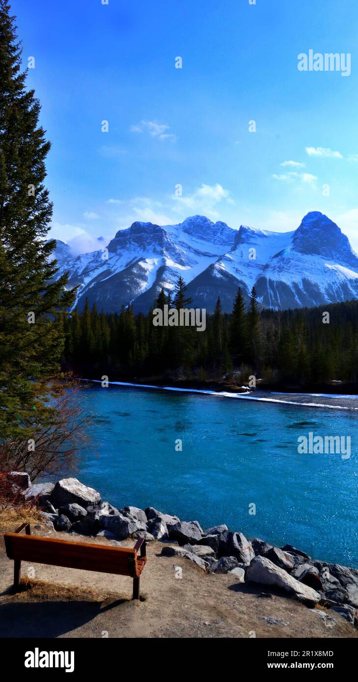 IHR NEUER SPERRBILDSCHIRM!! Der wunderschöne Bow River mit den Kanadischen Rocky Mountains im Hintergrund. Verwenden Sie dieses Foto als Sperrbildschirm/Hintergrundbild Ihres Telefons. Stockfoto