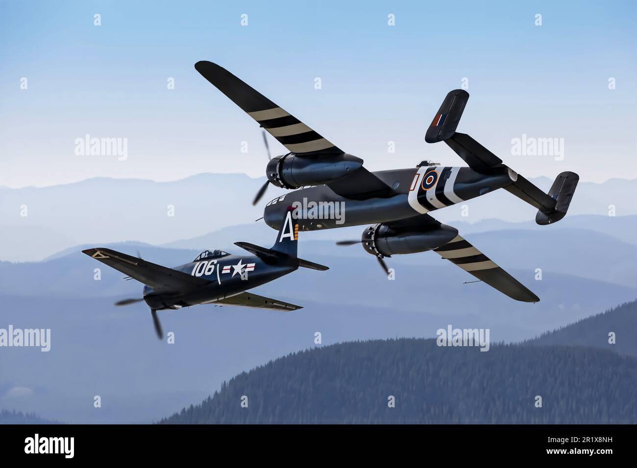 Grumman F8F Bearcat und nordamerikanische B-25 Mitchell in Formation Stockfoto