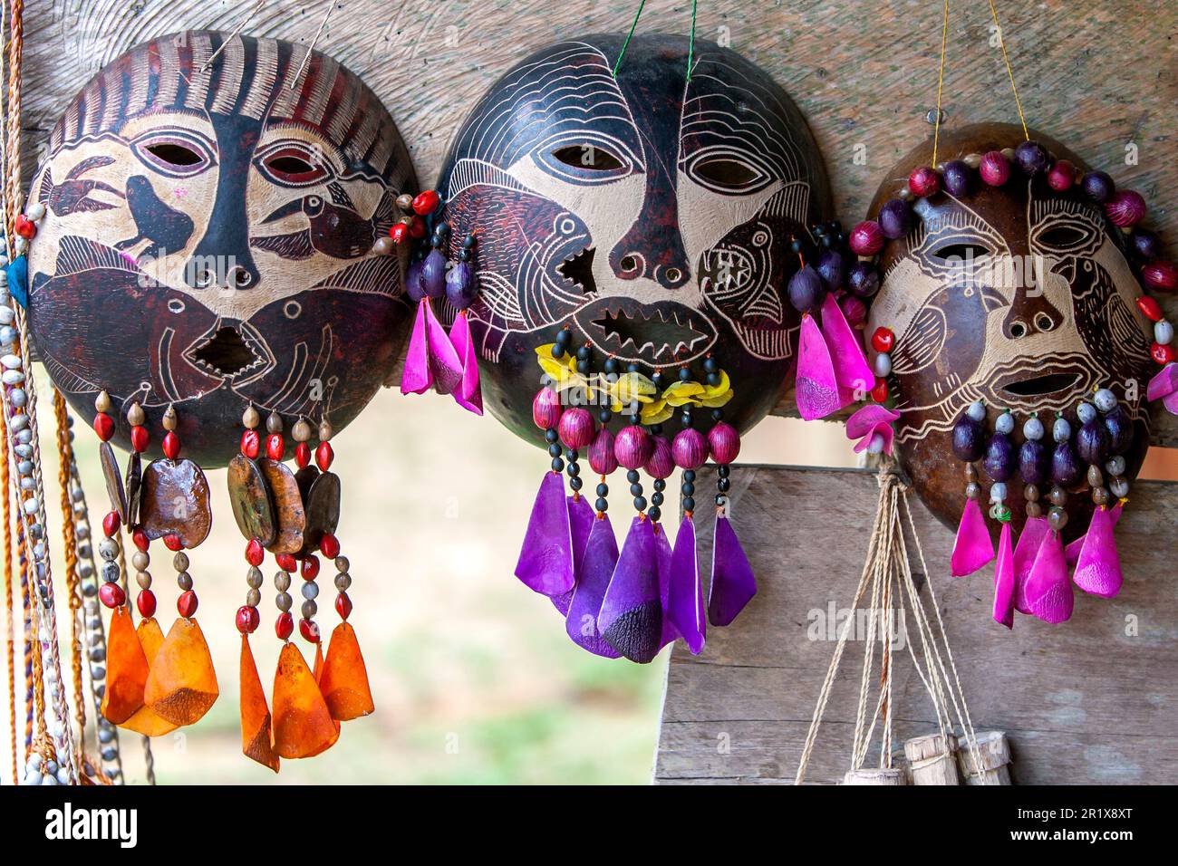 Indische traditionelle Gesichtsmasken zum Verkauf im Dorf Yagua am Ufer des Amazonas in der Nähe von Iquitos in Peru. Stockfoto
