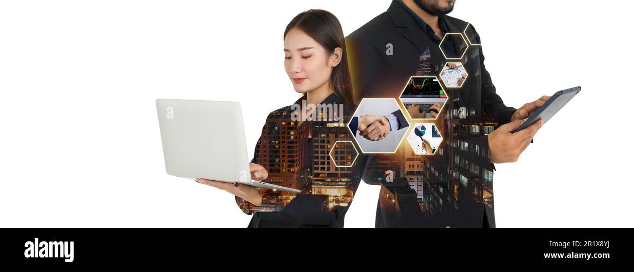 Junge asiatische Geschäftsfrau in schwarzem Anzug hält einen Laptop und zeigt den Erfolg der Zusammenarbeit mit dem Team. Technologie und Investitionen für die Unternehmensfinanzierung Stockfoto