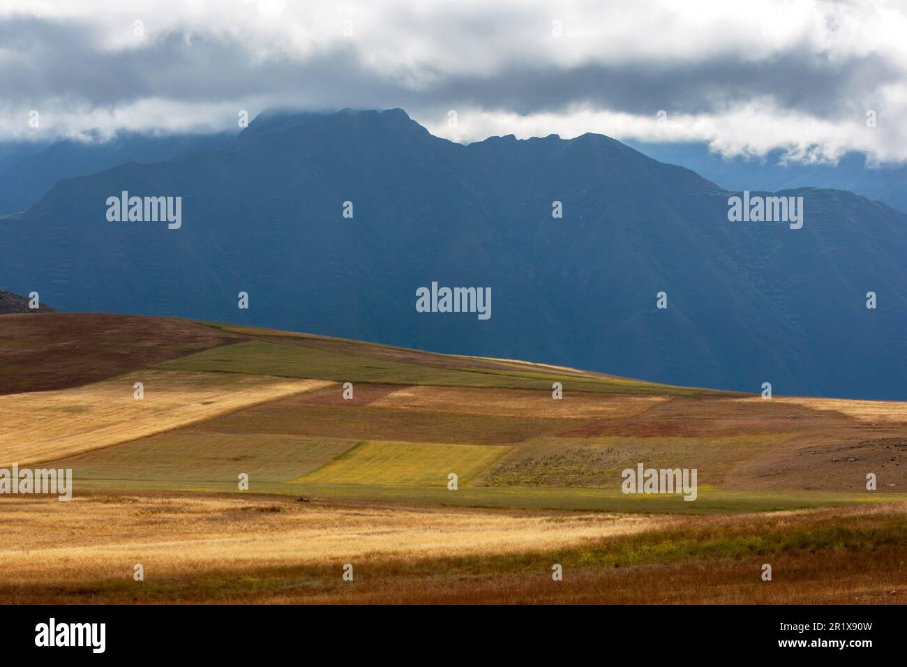 Ein Blick auf die Anden aus der Nähe von Maras in Peru. Maras ist eine Stadt im Heiligen Tal der Inkas. Stockfoto