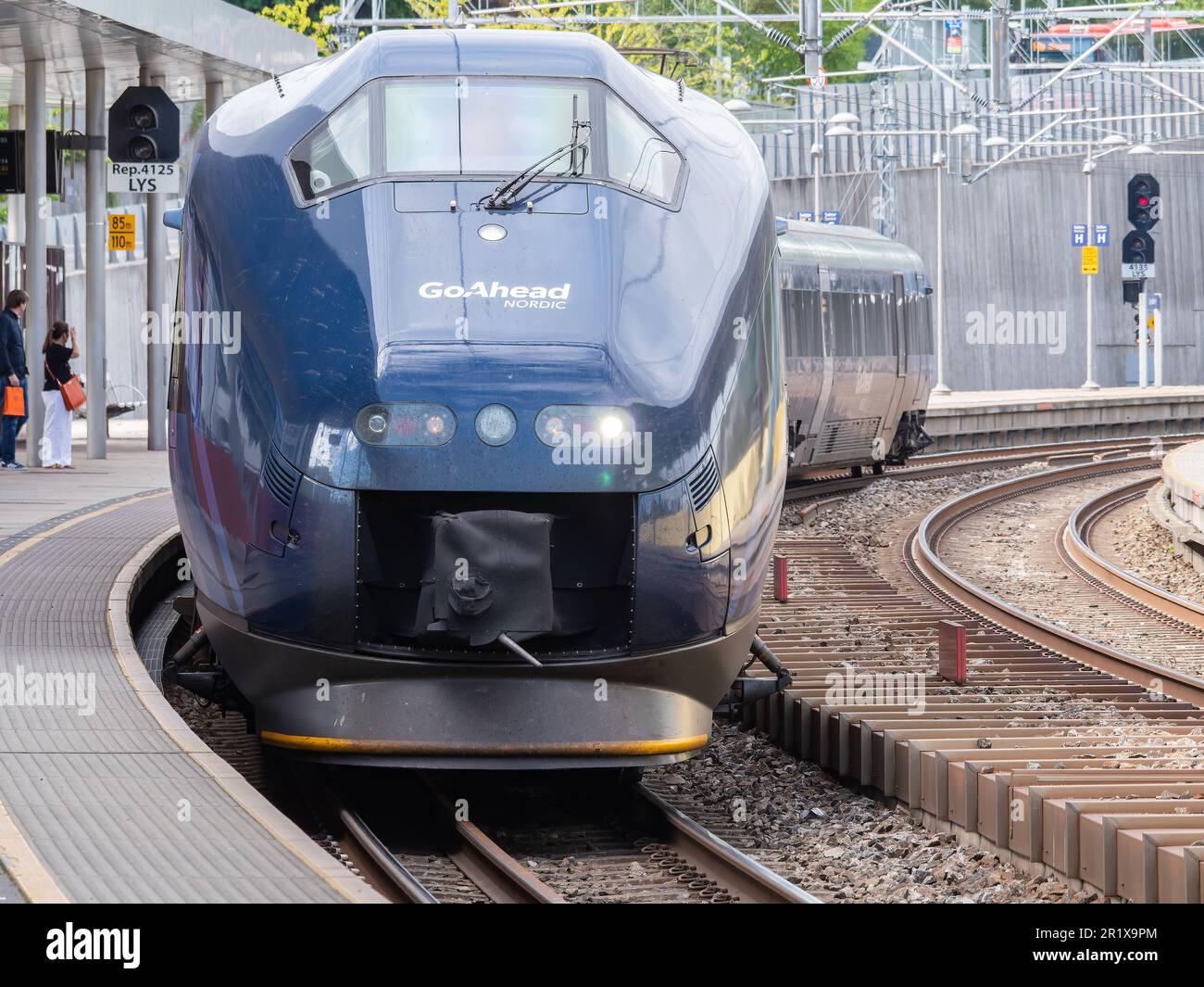 Typ-73-Expresszug in der Aufmachung von Go-ahead, einem britischen Eisenbahnunternehmen, am Bahnhof Lysaker in der Nähe von Oslo in Norwegen. Stockfoto