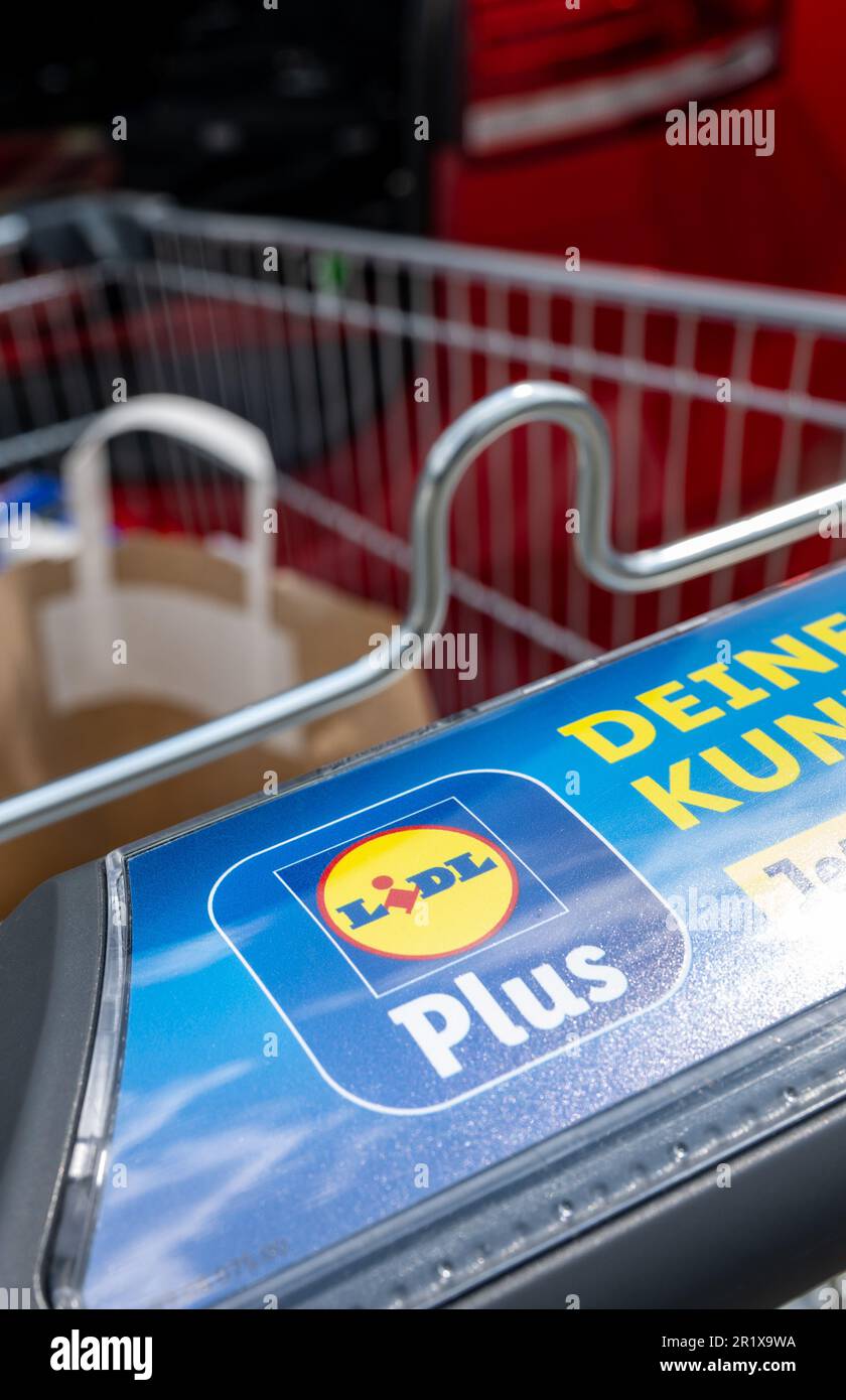 Leipzig, Deutschland. 15. Mai 2023. Ein Einkaufswagen mit dem Logo des